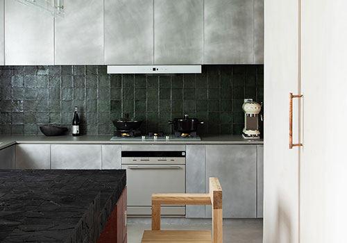 MUSE Design Awards Winner - Blackstone Apartments -The home like an art gallery by water team design