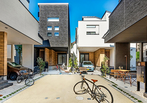 MUSE Design Awards Winner - A community created by collecting built-in garages by CHUO GREEN DEVELOPMENT Co.,Ltd.