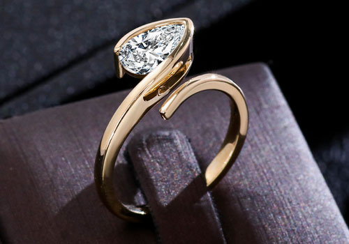 MUSE Design Awards - Snake shaped Diamond Ring