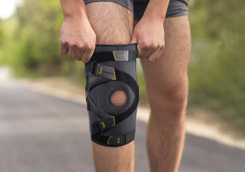 MUSE Design Awards - Multi-strap Flexible Hinged Neoprene Knee Pads
