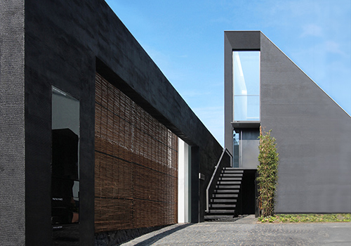 MUSE Design Awards Winner - Black Monolithic Wall by NOBUAKI MIYASHITA / MR STUDIO Co., Ltd.